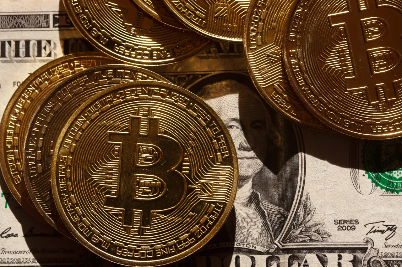 ABD-İran gerilimi ve ETF çıkışları Bitcoin’i 73.000 doların altına çekti
